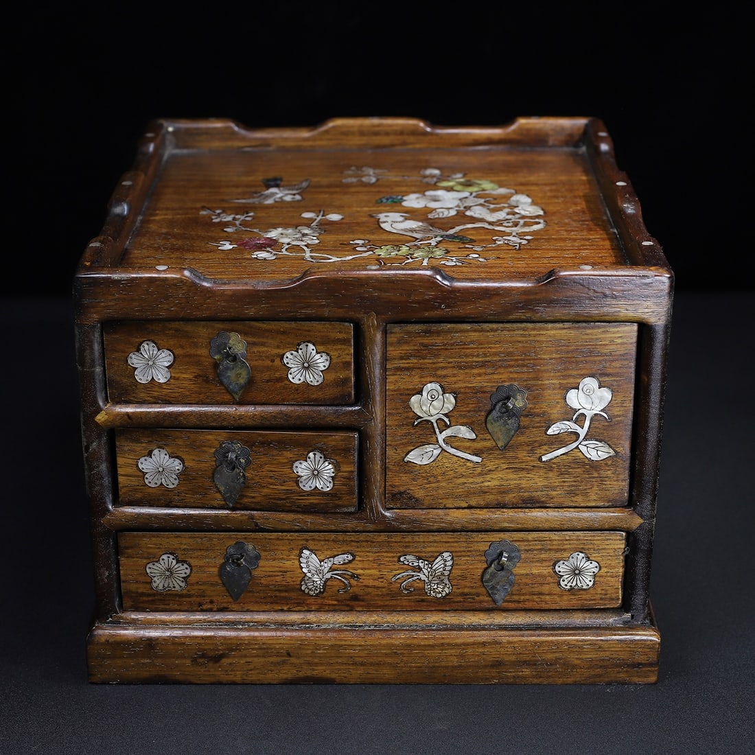 An Exquisite Chinese Rosewood inlaid with shells four drawers with curved sides supporting the tray: Size: Width 27 cm - Height 20.5 cm Materials: Rosewood Style Dynasty: Qing Dynasty Attributed: Qinalong Period Object: Chinese Antique