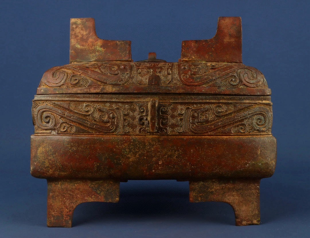 An Exquisite Chinese Bronze square box: Size: Height 22 cm - Width 17 cm |Materials: Bronze |Style Dynasty: zhou dynasty |Attributed: 700-bc |Object: Chinese Antique