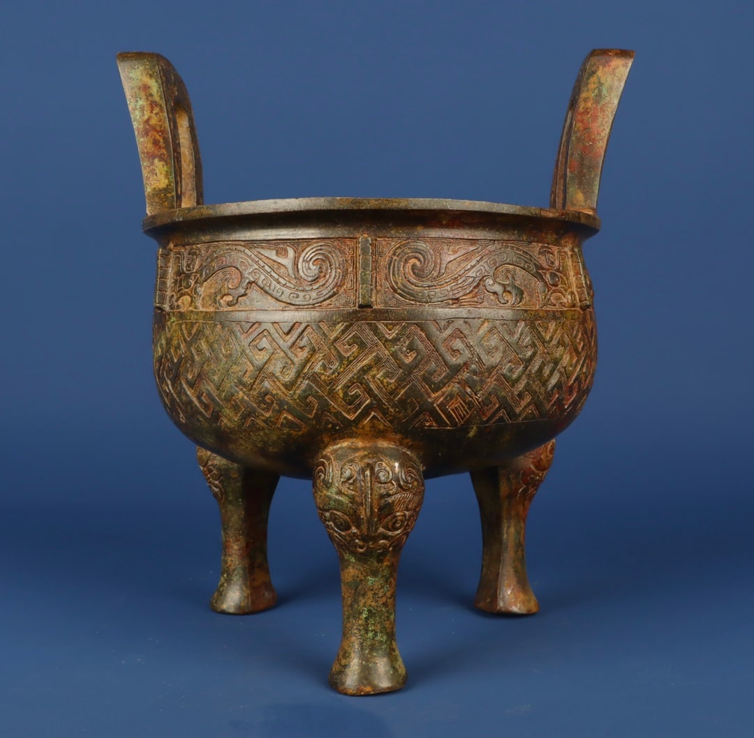An Exquisite Chinese Bronze reticulated round tripod: Size: Height 25 cm - Width 22 cm |Materials: Bronze |Style Dynasty: zhou dynasty |Attributed: 700-bc |Object: Chinese Antique