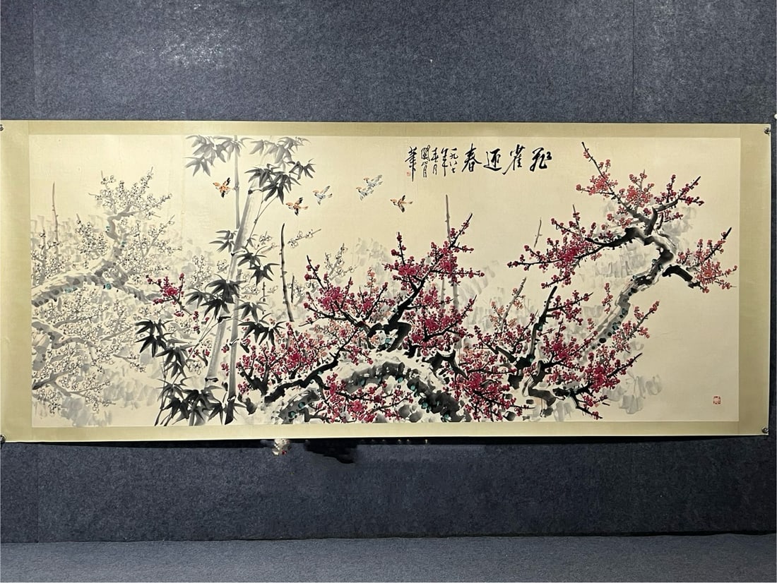 An Exquisite Chinese Scroll Hand Painting: Size: Height 400 cm - Width 160 cm |Materials: Silk and Paper |Style Dynasty: Qing Dynasty |Inscription: Guan Shanyue |Object: Chinese Antique |A fine, hand-painted "Zhang-Er" (large-format) bird-and-