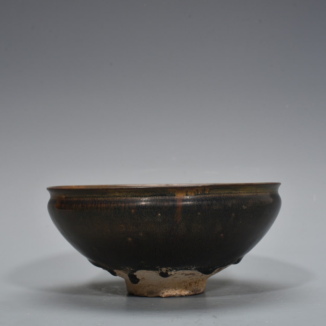 An Exquisite Chinese Jian kiln bowl: Size: Width 19 cm - Height 9 cm |Materials: Porcelain |Style Dynasty: Song Dynasty |Attribution: 10th-c |Object: bowl