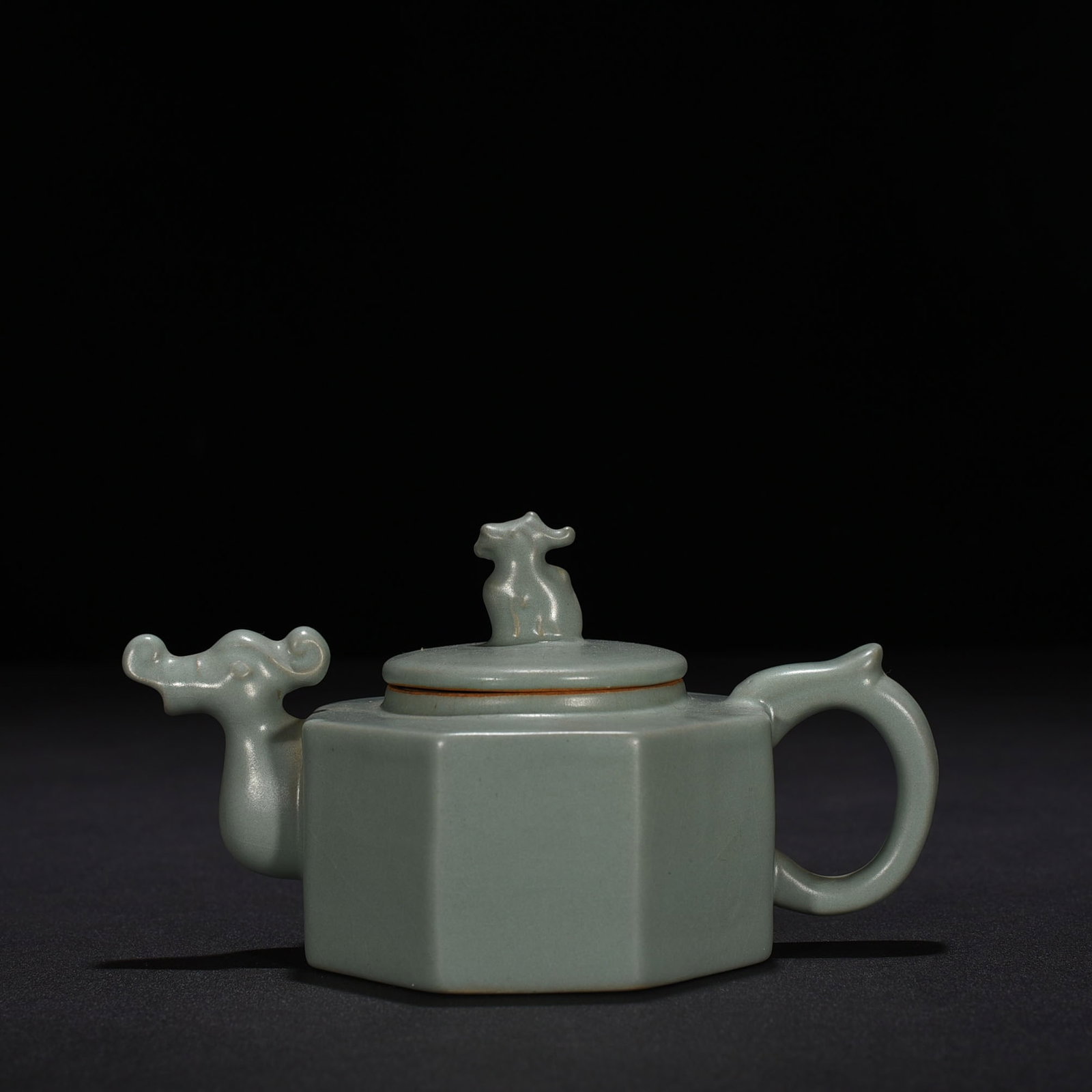 An Exquisite Chinese Ru Kiln azure glaze octagonal dragon head pot: Size: Height 15 cm - Width 8 cm |Materials: Porcelain |Style Dynasty: Song Dynasty |Attribution: 10th-c |Object: pot