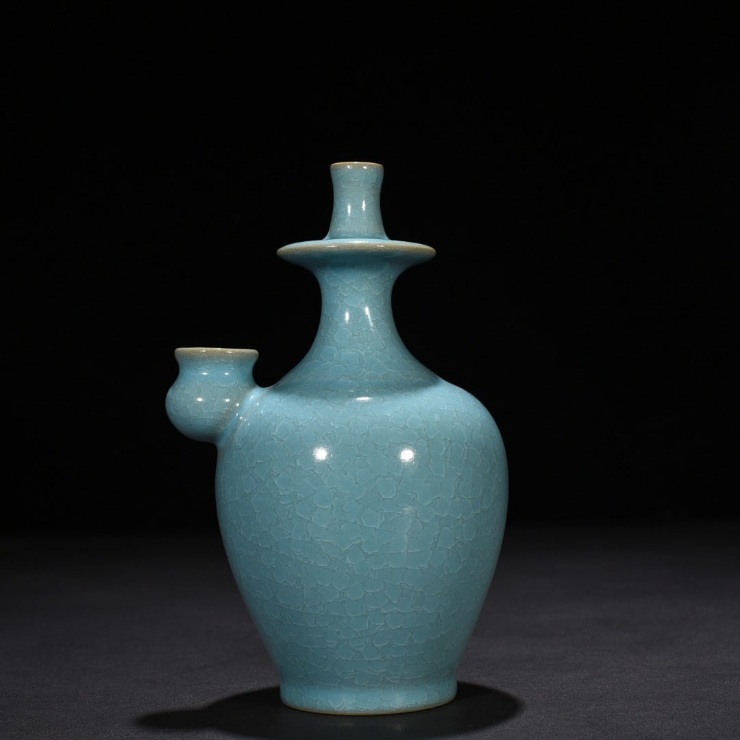 An Exquisite Chinese Ru kiln azure glaze ice crack military holding pure bottle: Size: Height 20 cm - Width 10 cm |Materials: Porcelain |Style Dynasty: Song Dynasty |Attribution: 10th-c |Object: bottle