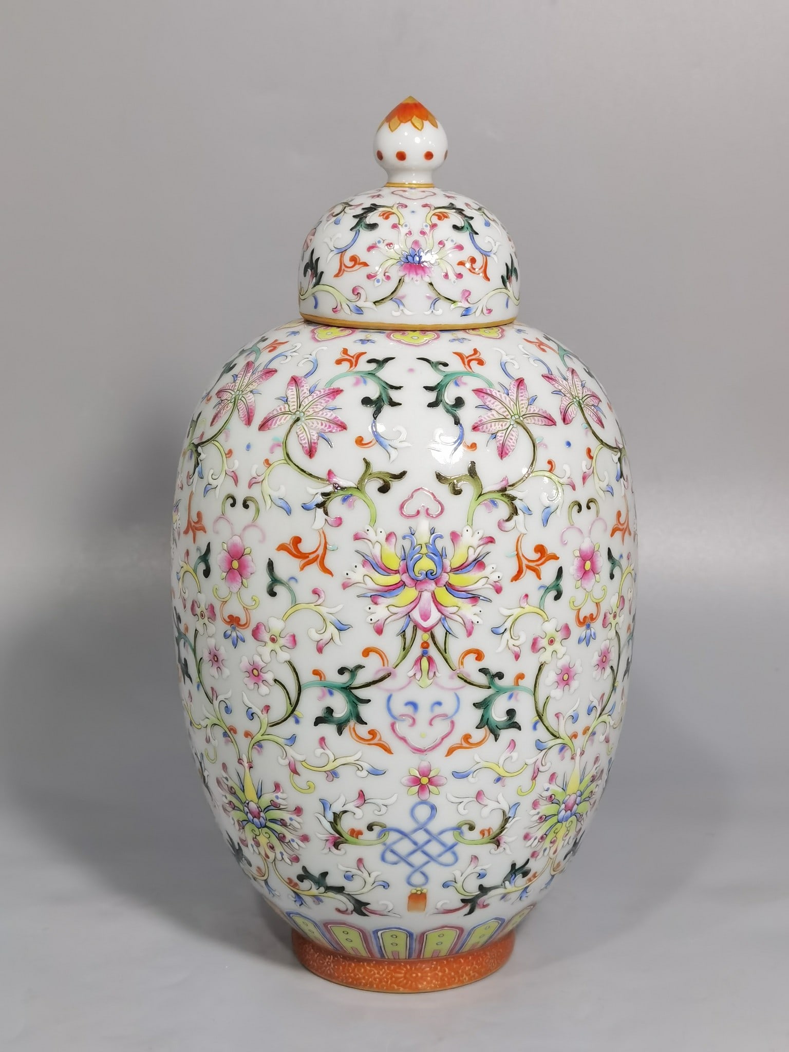 An Exquisite Chinese white ground pastel colored lotus pattern covered jar: Size: Height 23 cm - Width 12 cm |Materials: Porcelain |Style Dynasty: Qing dynasty |Inscription: Qianlong Mark |Object: jar