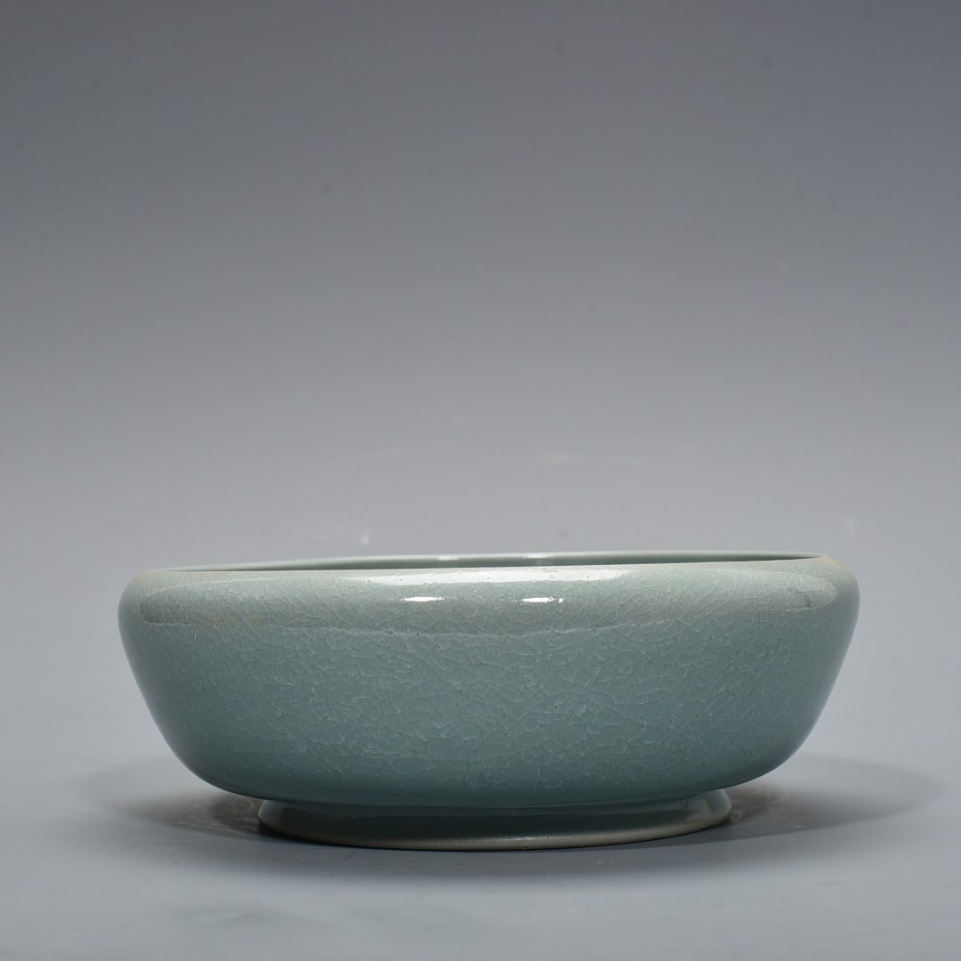 An Exquisite Chinese Ru Kiln azure glaze ice cracked round wash: Size: Width 20 cm - Height 7 cm |Materials: Porcelain |Style Dynasty: Song Dynasty |Attribution: 10th-c |Object: wash