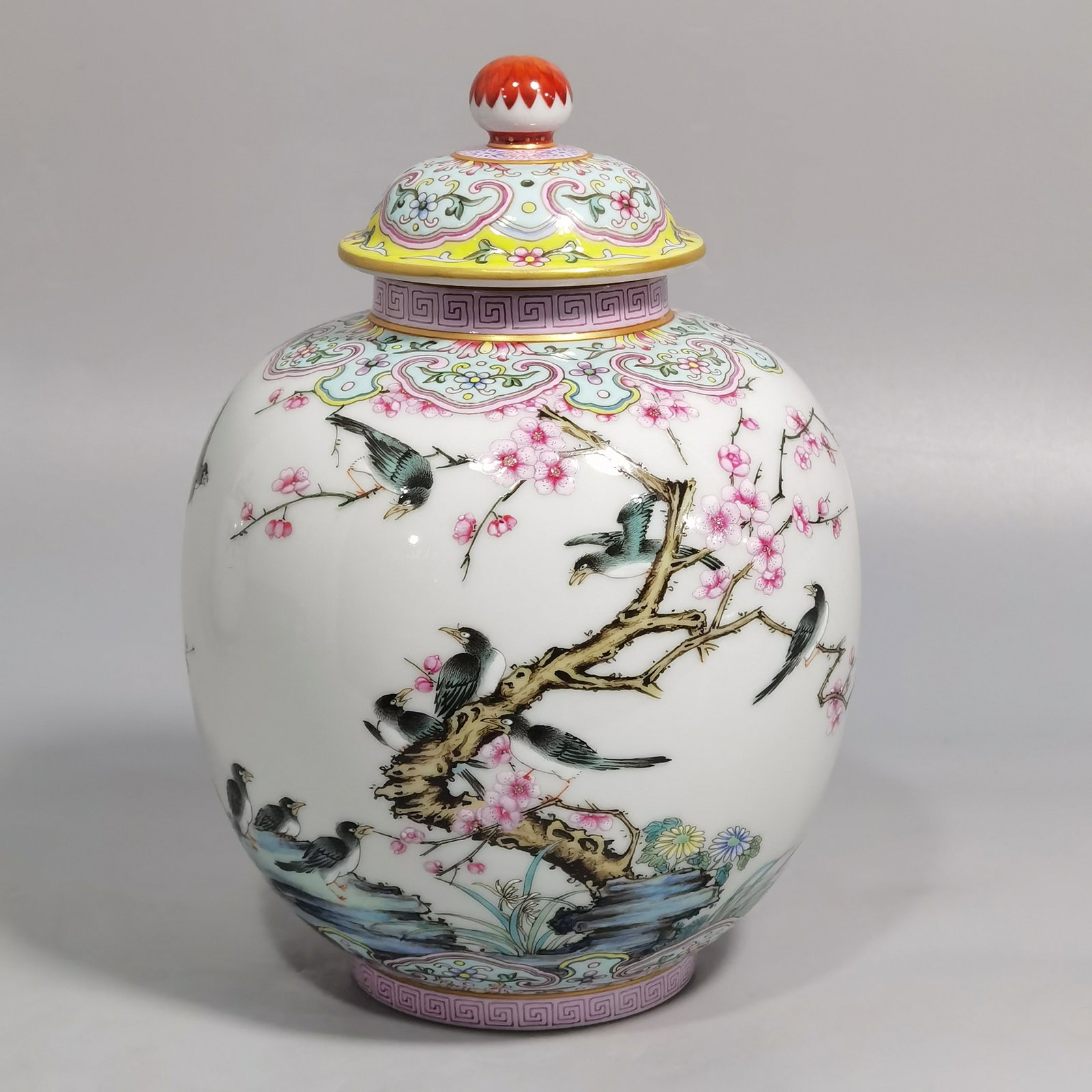An Exquisite Chinese a pastel jar with a lid (1 of 9)