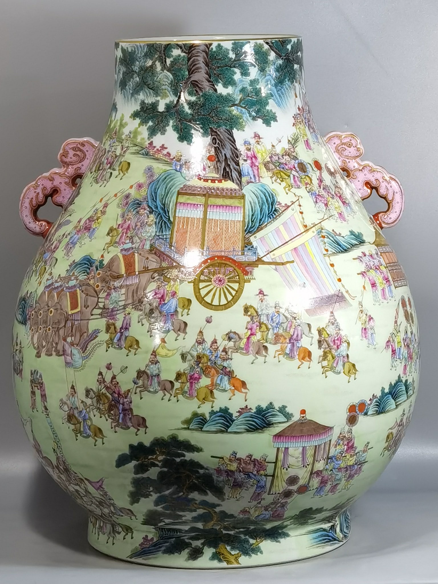 An Exquisite Chinese a pastel-painted Ruyi'er Blessing Bucket: Size: Height 48.5 cm - Width 39.5 cm |Materials: Porcelain |Style Dynasty: Qing dynasty |Inscription: Qianlong Mark |Object: bucket