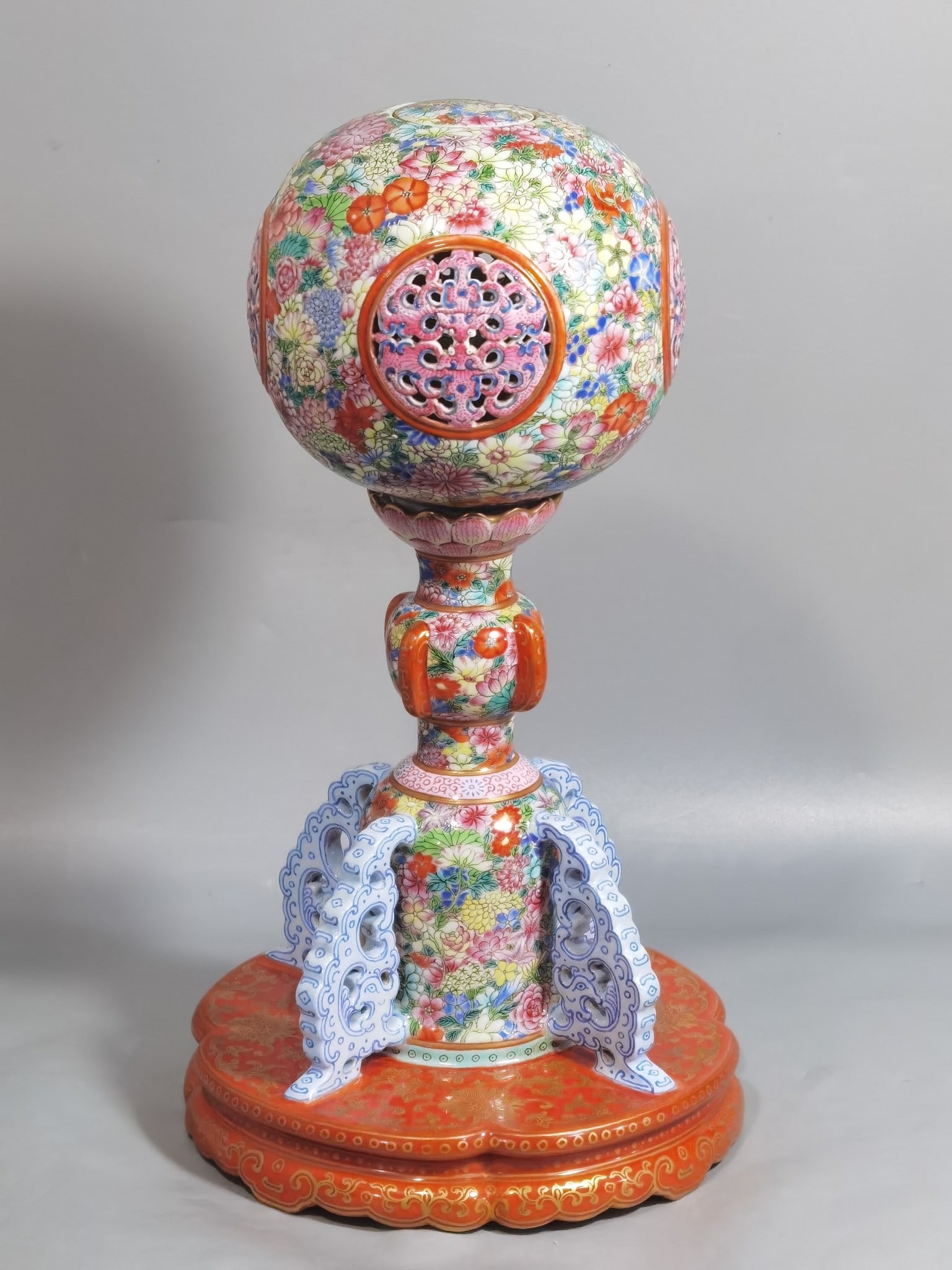 An Exquisite Chinese pastel hollowed out lotus flower holder on all sides official hat stand: Size: Height 29 cm - Width 11.5 cm |Materials: Porcelain |Style Dynasty: Qing dynasty |Inscription: Qianlong Mark |Object: hat stand
