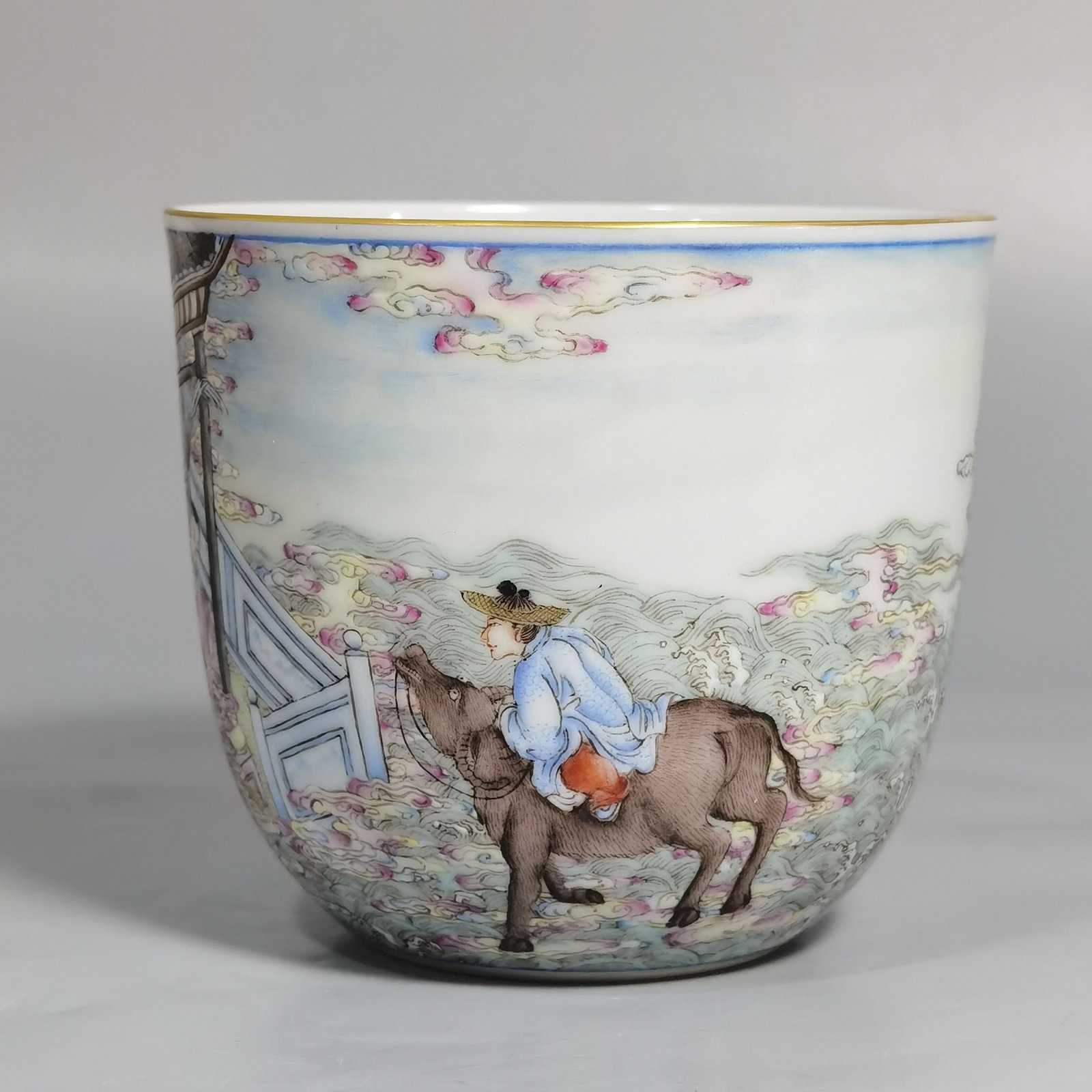 An Exquisite Chinese Pastel Cup: Size: Width 8.3 cm - Height 7.3 cm |Materials: Porcelain |Style Dynasty: Qing dynasty |Inscription: Qianlong Mark |Object: cup