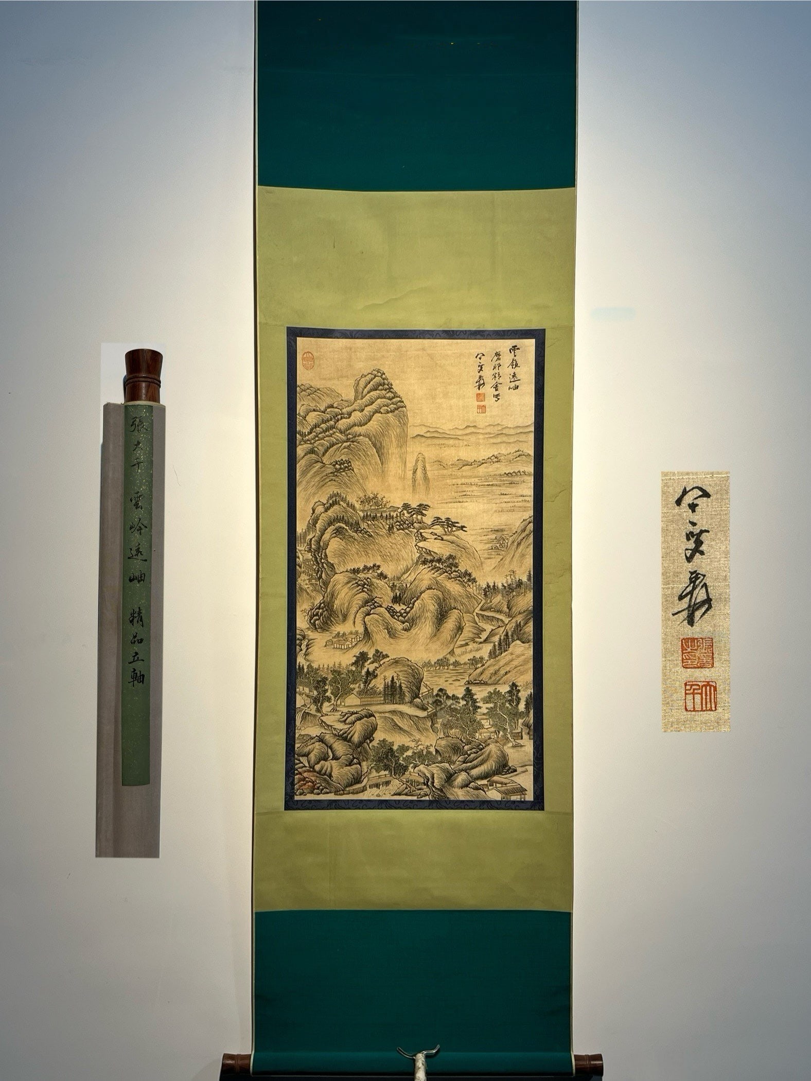 Chinese scroll painting Zhang Daqian: Size: Height 80 cm - Width 45 cm |Materials: Silk and Paper |Style Dynasty: Song Dynasty |Inscription: Zhang Daqian |Object: Scroll|Zhang Daqian's exquisite hand drawn landscape paintings are uniform