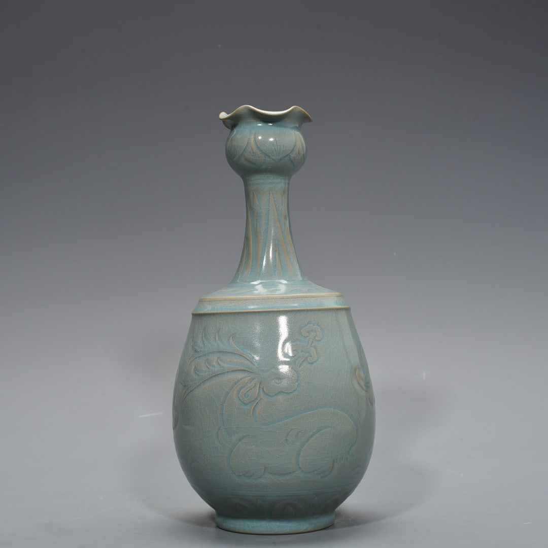 An Exquisite Chinese Ru kiln azure-glazed garlic vase with deer title and lucidum pattern: Size: Height 30 cm - Width 15 cm |Materials: Porcelain |Style Dynasty: Song Dynasty |Attribution: 10th-c |Object: vase