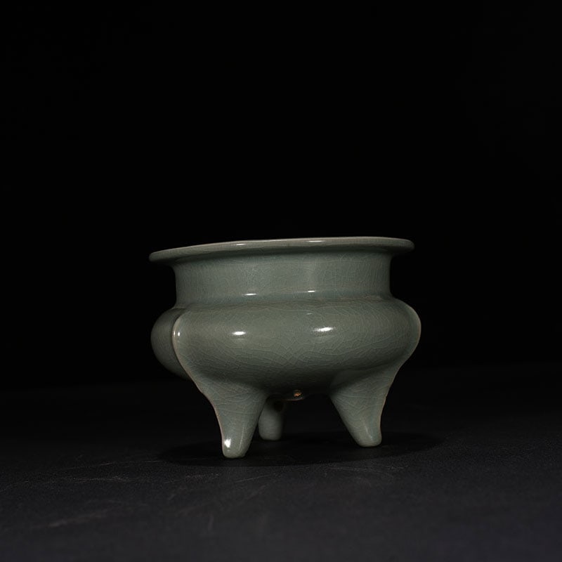 An Exquisite Chinese Ru kiln Li-type Burner: Size: Height 11 cm - Width 8.5 cm |Materials: Porcelain |Style Dynasty: Song Dynasty |Attribution: 10th-c |Object: Burner