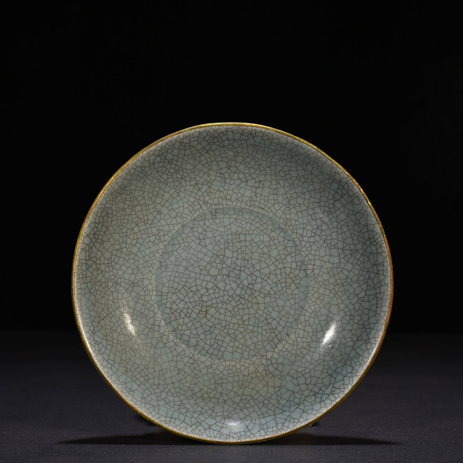 An Exquisite Chinese Ru kiln plate from Wang jiayao Qingliang Temple: Size: Width 17 cm - Height 3 cm |Materials: Porcelain |Style Dynasty: Song Dynasty |Attribution: 10th-c |Object: plate