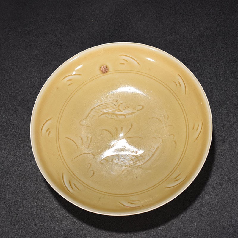 An Exquisite Chinese Hutian Kiln Pisces plate carved: Size: Width 17 cm - Height 4 cm |Materials: Porcelain |Style Dynasty: Song Dynasty |Attribution: 10th-c |Object: plate