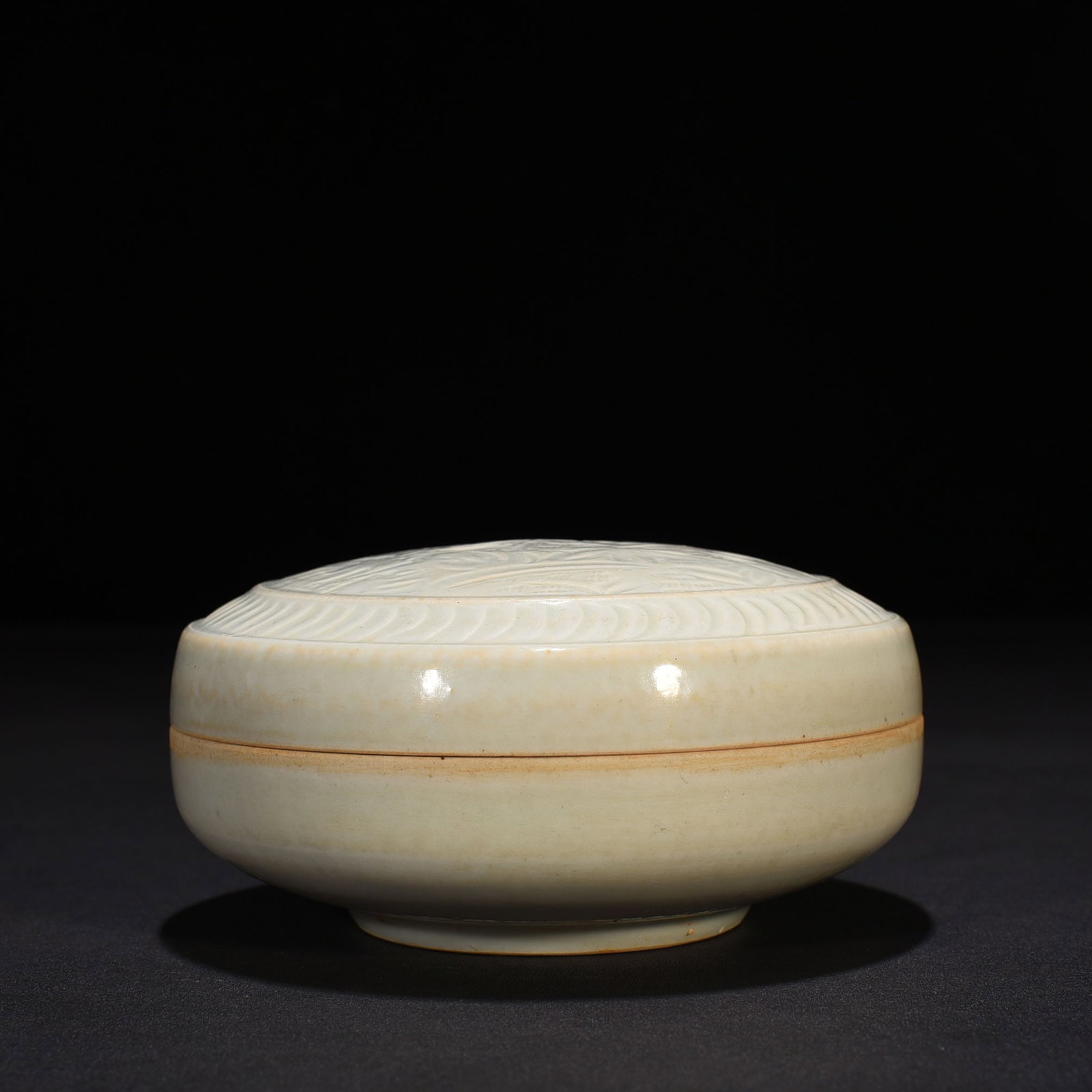 An Exquisite Chinese Hutian kiln shadow celadon engraved flower pattern powder box: Size: Width 13 cm - Height 6 cm |Materials: Porcelain |Style Dynasty: Song Dynasty |Attribution: 10th-c |Object: box