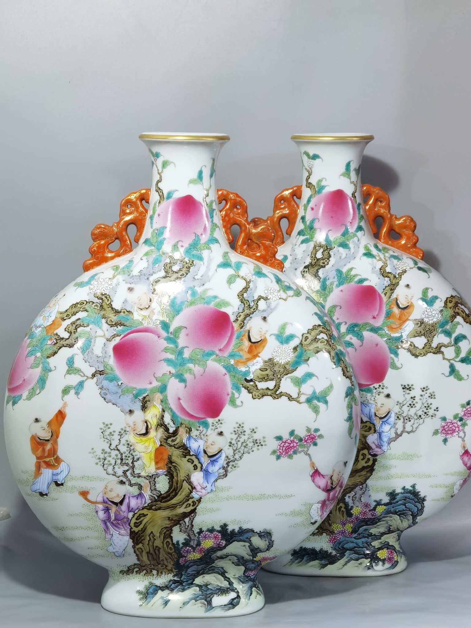 An Exquisite Chinese a famille rose flat vase: Size: Height 58 cm - Width 43 cm |Materials: Porcelain |Style Dynasty: Qing dynasty |Inscription: Qianlong Mark |Object: vase