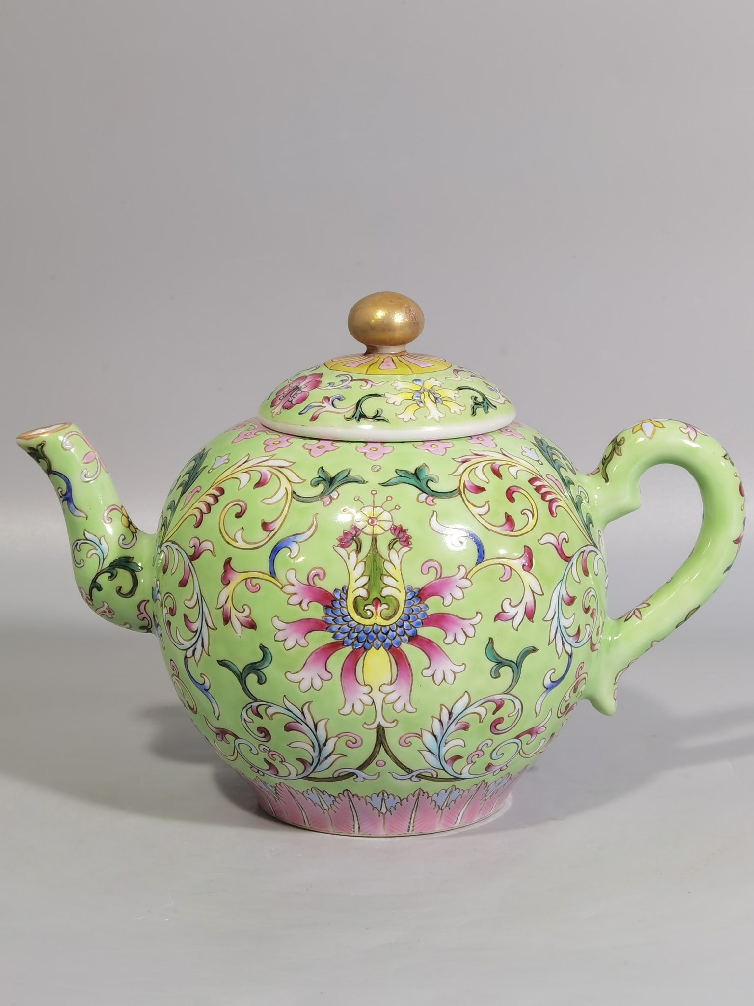 An Exquisite Chinese a pastel green teapot: Size: Height 13.3 cm - Width 5.5 cm |Materials: Porcelain |Style Dynasty: Qing dynasty |Inscription: Qianlong Mark |Object: teapot