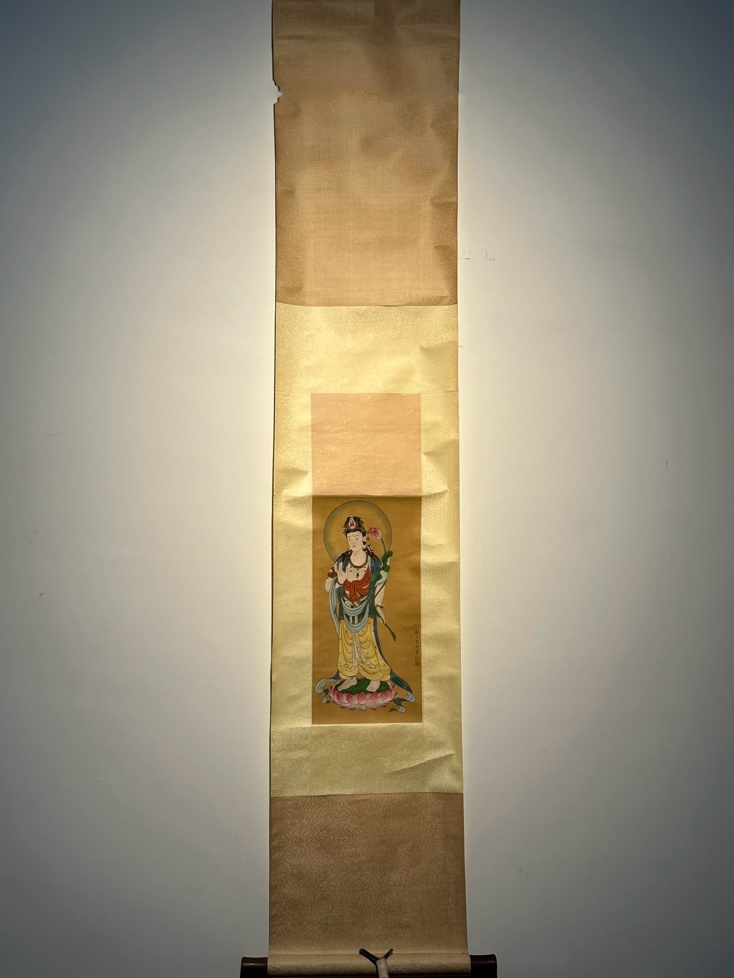 Chinese scroll painting Gu Jianlong: Size: Height 42 cm - Width 21 cm |Materials: Silk and Paper |Style Dynasty: Qing Dynasty |Inscription: Gu Jianlong |Object: Scroll|Gu Jianlong's exquisite silk hand-painted Buddha statue painting (aft