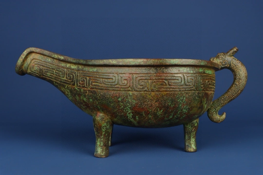 An Exquisite Chinese Bronze tripod: Size: Height 17.5 cm - Width 39 cm |Materials: Bronze |Style Dynasty: zhou dynasty |Attribution: 700-BC |Object: Bell