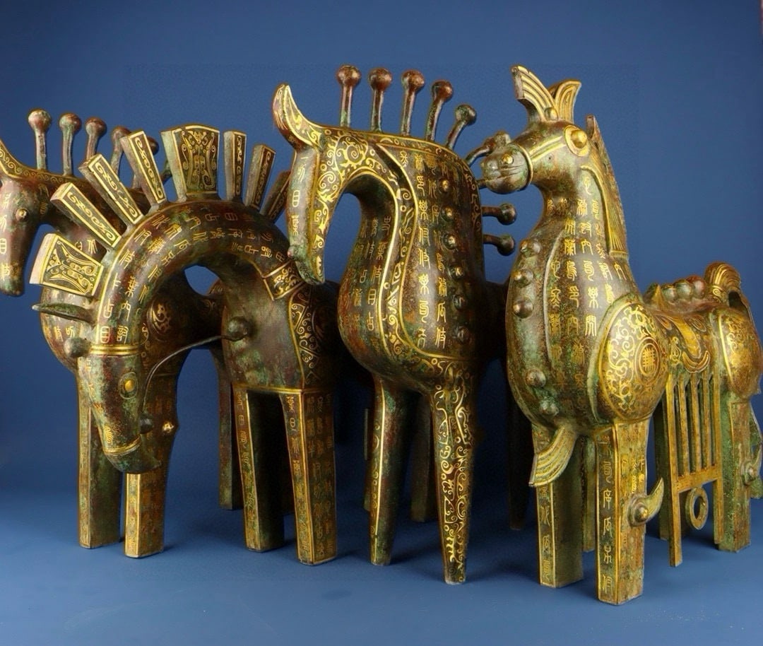 An Exquisite Chinese Bronze and gold machine horses set: Size: Height 64 + 58 cm - Width 88 + 57 cm |Materials: Bronze |Style Dynasty: zhou dynasty |Attribution: 700-BC |Object: Statue