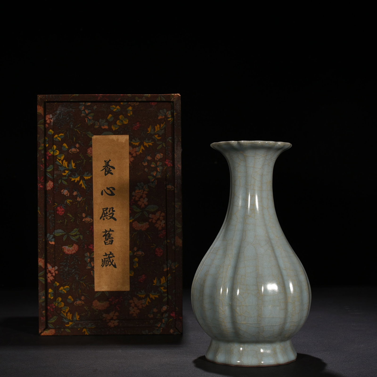 An Exquisite Chinese Jiaotanxia Guan Kiln Model Guareng Jade Spring Vase: Size: Height 25 cm - Width 13 cm |Materials: Porcelain |Style Dynasty: Song Dynasty |Attribution: 10th-c |Object: vase