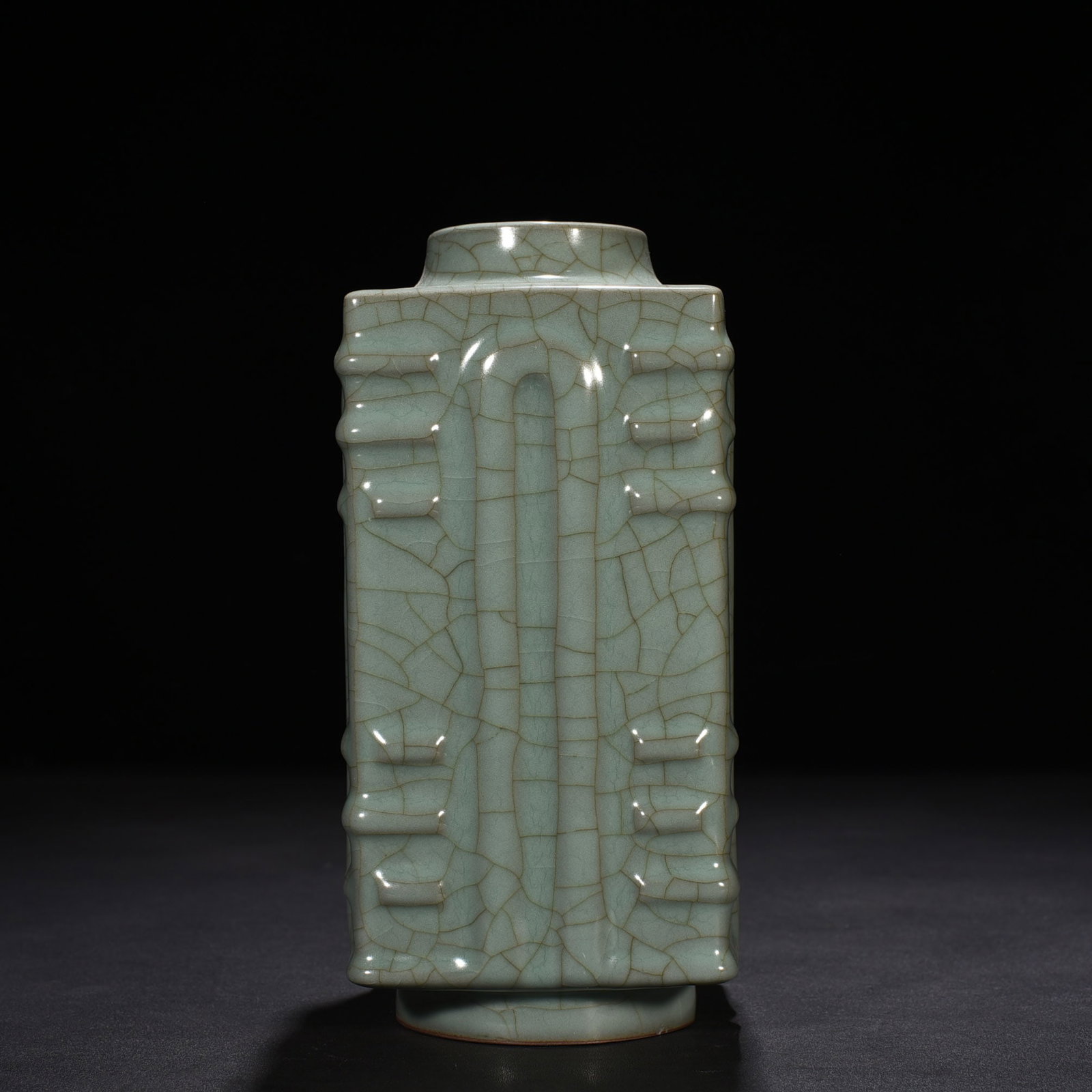 An Exquisite Chinese jiaotanxia official kiln celadon-glazed vase: Size: Height 22 cm - Width 10 cm |Materials: Porcelain |Style Dynasty: Song Dynasty |Attribution: 10th-c |Object: vase