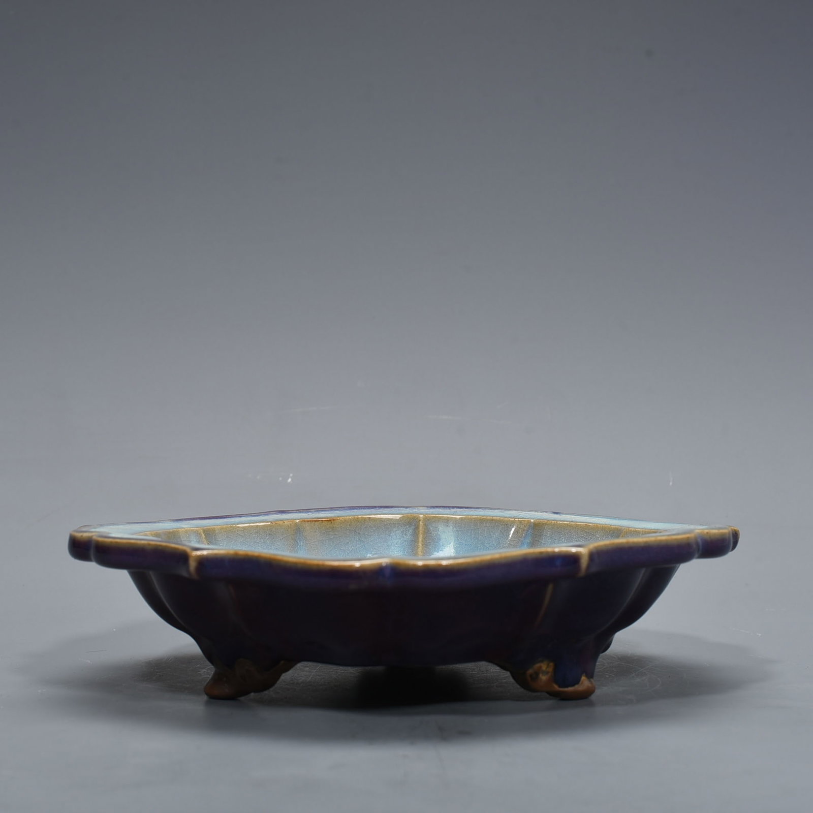 An Exquisite Chinese June kiln style sunflower wash: Size: Width 24 cm - Height 5.5 cm |Materials: Porcelain |Style Dynasty: Song Dynasty |Attribution: 10th-c |Object: sunflower wash