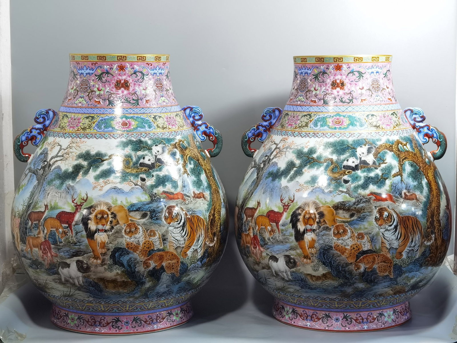 An Exquisite Chinese a pastel panoramic view of hundreds of animals Ruyi Er Blessing Bucket: Size: Height 47.8 cm - Width 39 cm |Materials: Porcelain |Style Dynasty: Qing dynasty |Inscription: Qianlong Mark |Object: bucket