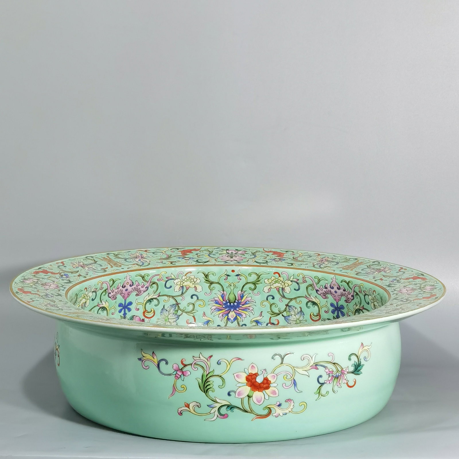 An Exquisite Chinese green space pastel double happiness folded edges and large wash: Size: Width 40.5 cm - Height 11.2 cm |Materials: Porcelain |Style Dynasty: Qing dynasty |Inscription: Qianlong Mark |Object: washer