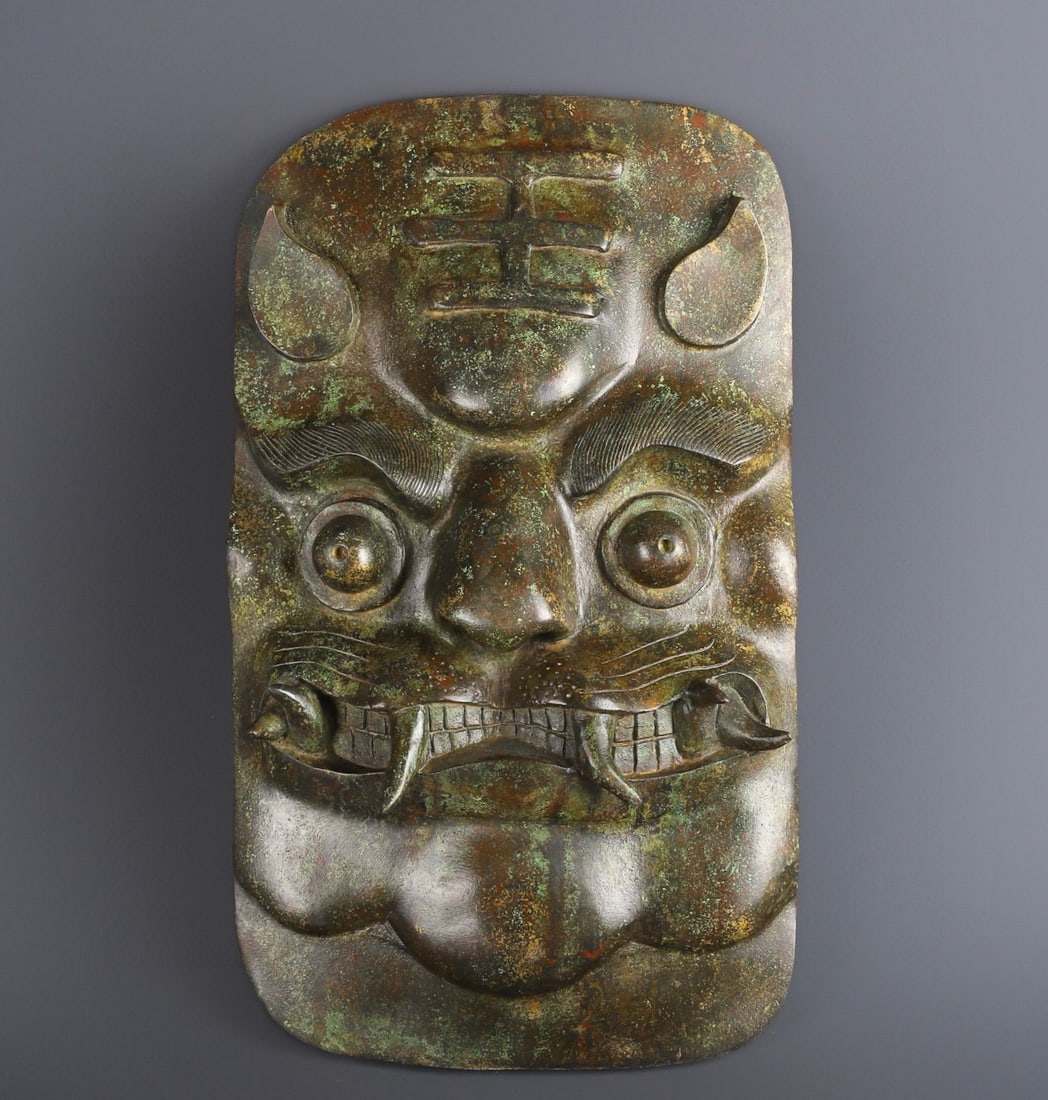 An Exquisite Chinese Bronze animal mask: Size: Height 28 cm - Width 50 cm |Materials: Bronze |Style Dynasty: Han dynasty |Attribution: 1st to 3rd-C |Object: Bell