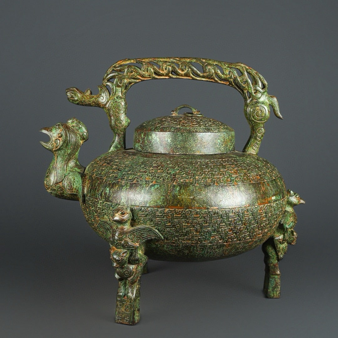 An Exquisite Chinese Bronze Phoenix Bird Lift: Size: Height 43 cm - Width 47 cm |Materials: Bronze |Style Dynasty: zhou dynasty |Attribution: 700-BC |Object: Bell