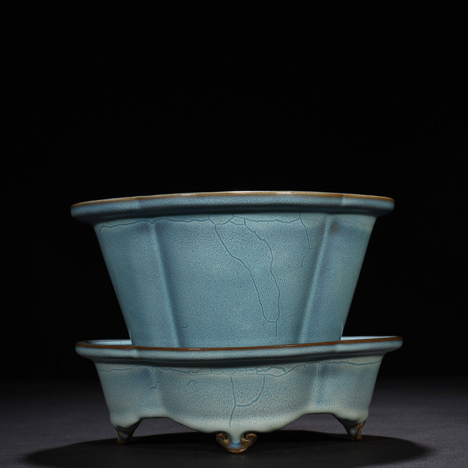 An Exquisite Chinese Jun kiln azure-glazed crabapple-style flowerpot with earthworm mud pattern: Size: Height 23 cm - Width 14 cm |Materials: Porcelain |Style Dynasty: Song Dynasty |Attribution: 10th-c |Object: flowerpot