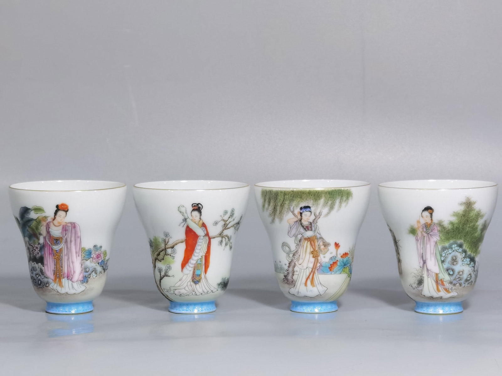 An Exquisite Chinese green color pattern with gold border four beauties "Fulu" gourd cup: Size: Width 6.6 cm - Height 6.2 cm |Materials: Porcelain |Style Dynasty: Qing dynasty |Inscription: Qianlong Mark |Object: cup