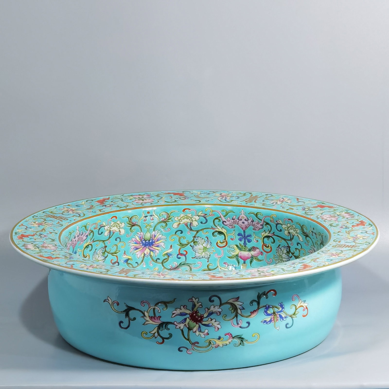 An Exquisite Chinese emerald green ground pastel double happiness zhe edge wash: Size: Width 40 cm - Height 11.2 cm |Materials: Porcelain |Style Dynasty: Qing dynasty |Inscription: Qianlong Mark |Object: washer