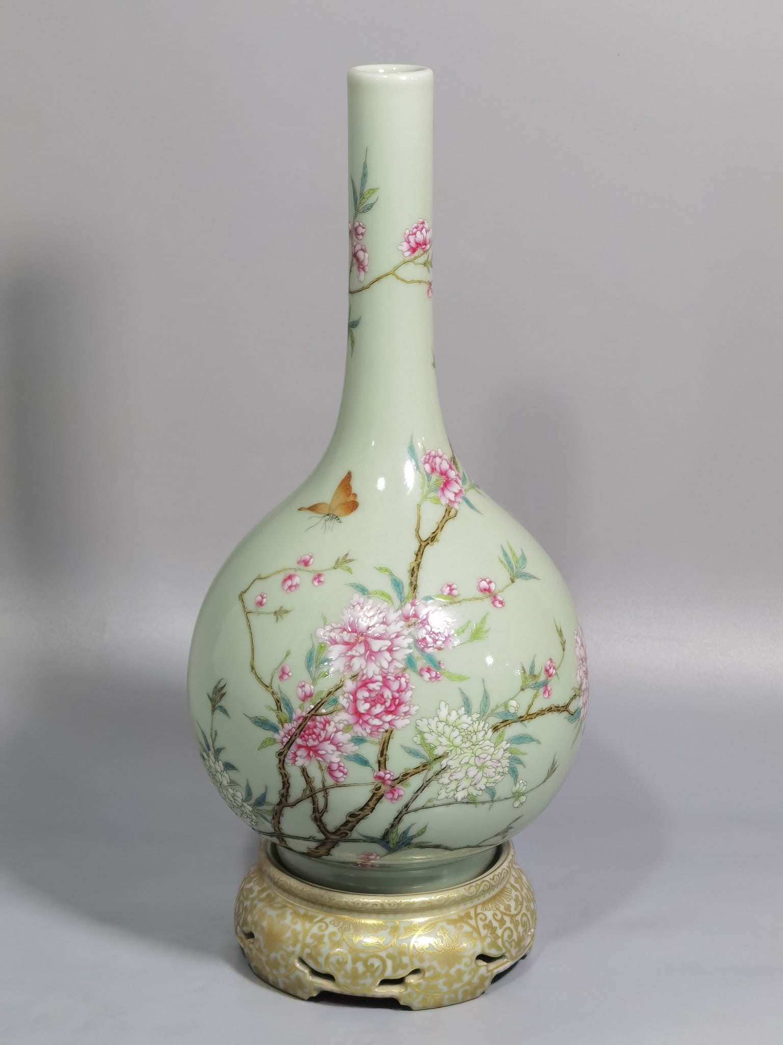 An Exquisite Chinese bean green glaze pastel with folded branches vase (1 of 8)