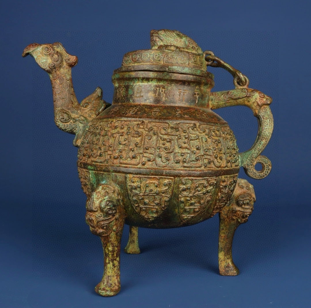 An Exquisite Chinese Bronze pot with dragon and phoenix heads: Size: Height 25 cm - Width 26 cm |Materials: Bronze |Style Dynasty: zhou dynasty |Attribution: 700-BC |Object: Bell