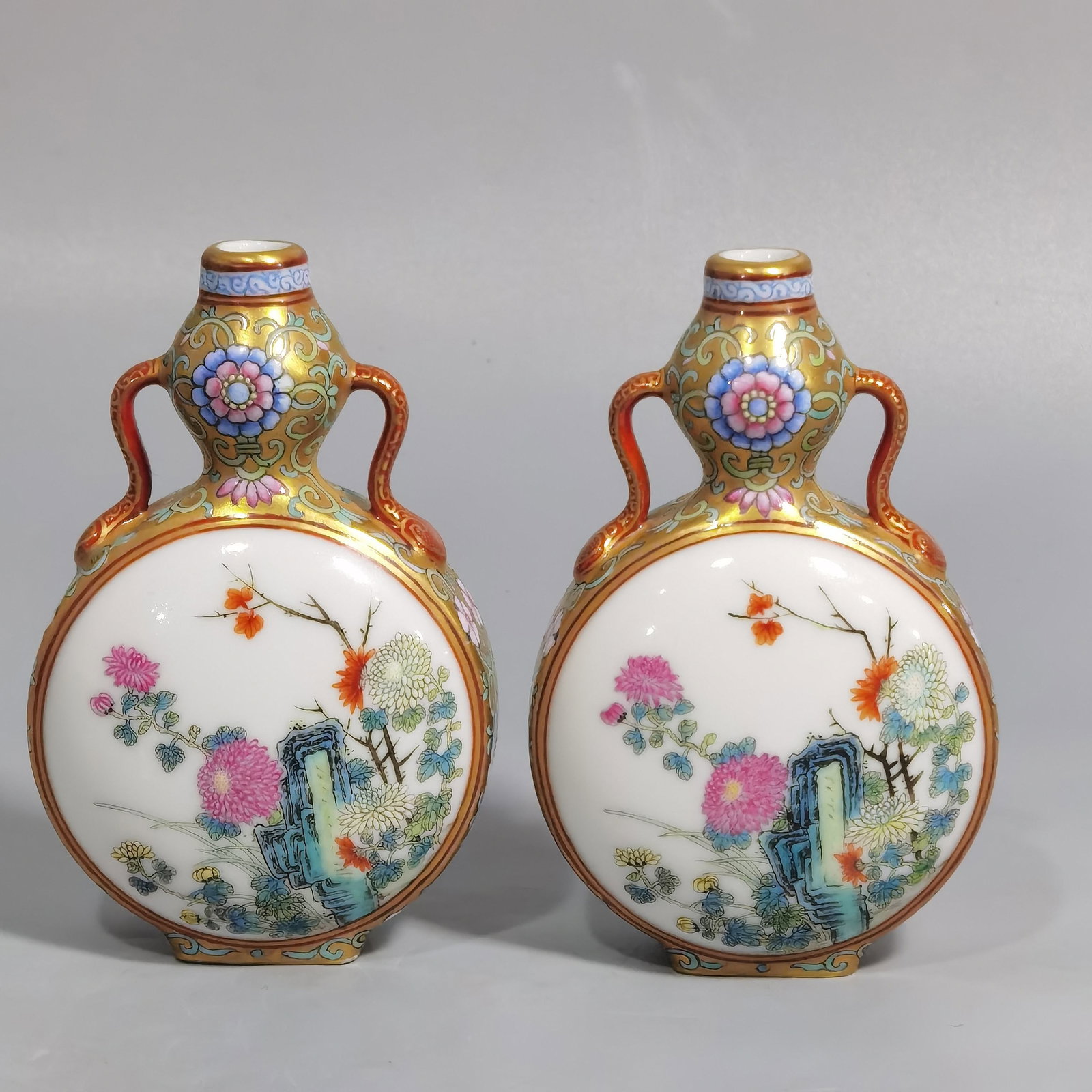 An Exquisite Chinese gold ground pastel window chrysanthemum pattern small ribbon gourd vase: Size: Height 8.8 cm - Width 6 cm |Materials: Porcelain |Style Dynasty: Qing dynasty |Inscription: Qianlong Mark |Object: vase