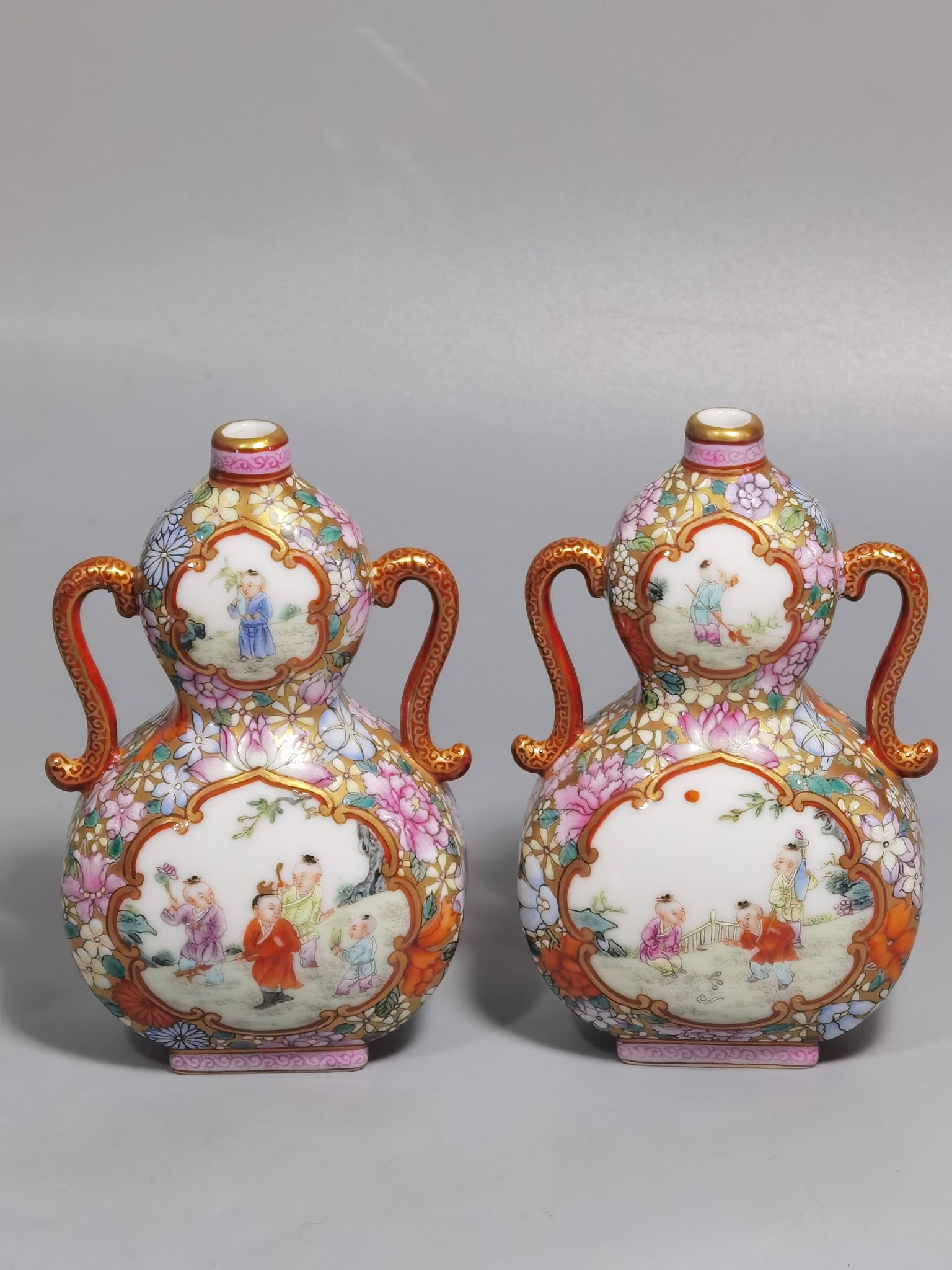 An Exquisite Chinese a pair of Jindi pastel windowed Jiuyizi binaural flat vases: Size: Height 10 cm - Width 6 cm |Materials: Porcelain |Style Dynasty: Qing dynasty |Inscription: Qianlong Mark |Object: vase