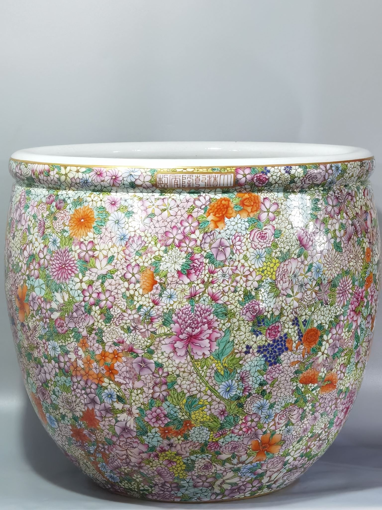 An Exquisite Chinese a large gold-colored pastel flower vat: Size: Width 46.5 cm - Height 43.5 cm |Materials: Porcelain |Style Dynasty: Qing dynasty |Inscription: Qianlong Mark |Object: vat