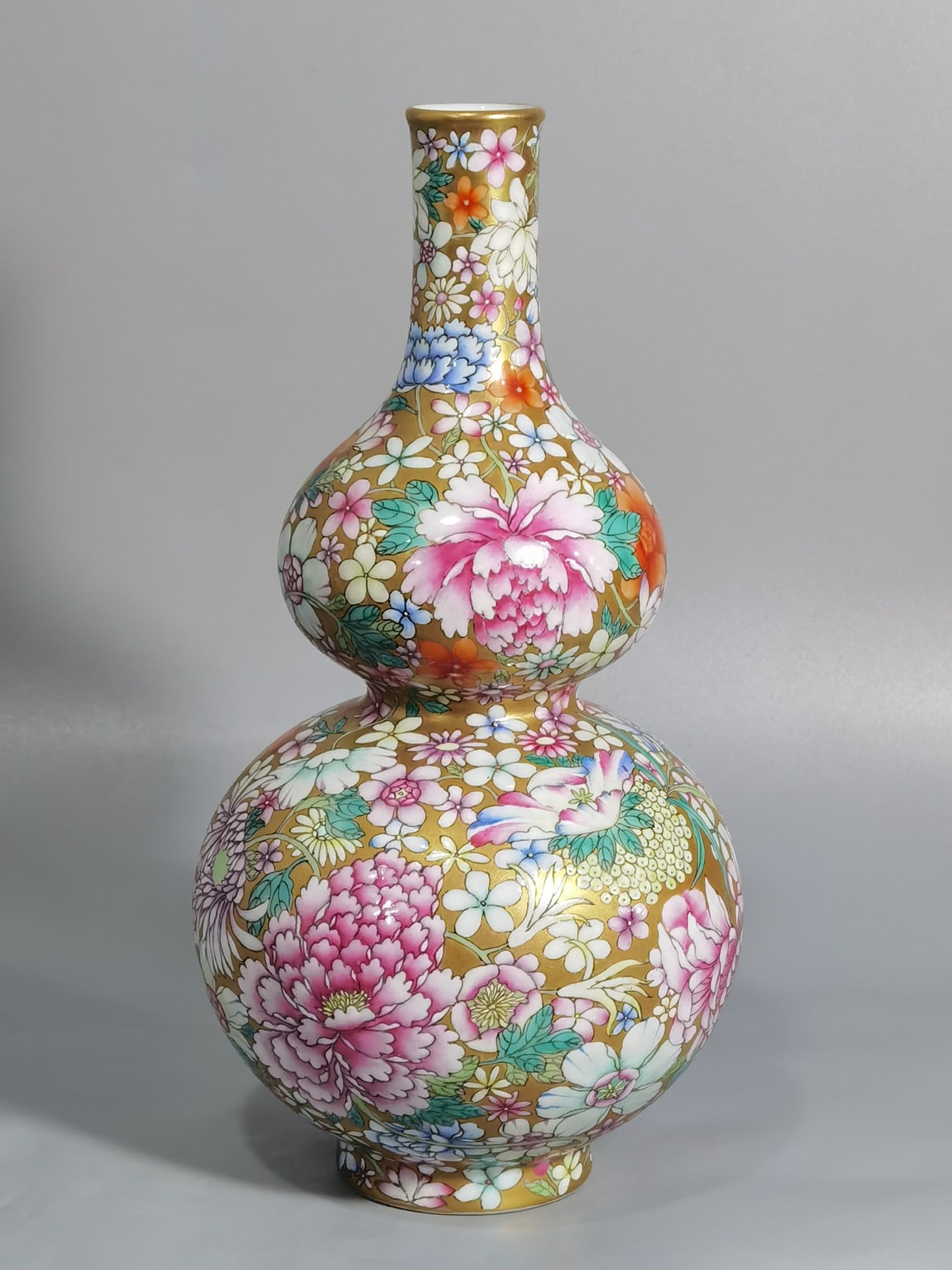 An Exquisite Chinese gold-colored pastel hundred-flower standing gourd vase (1 of 9)