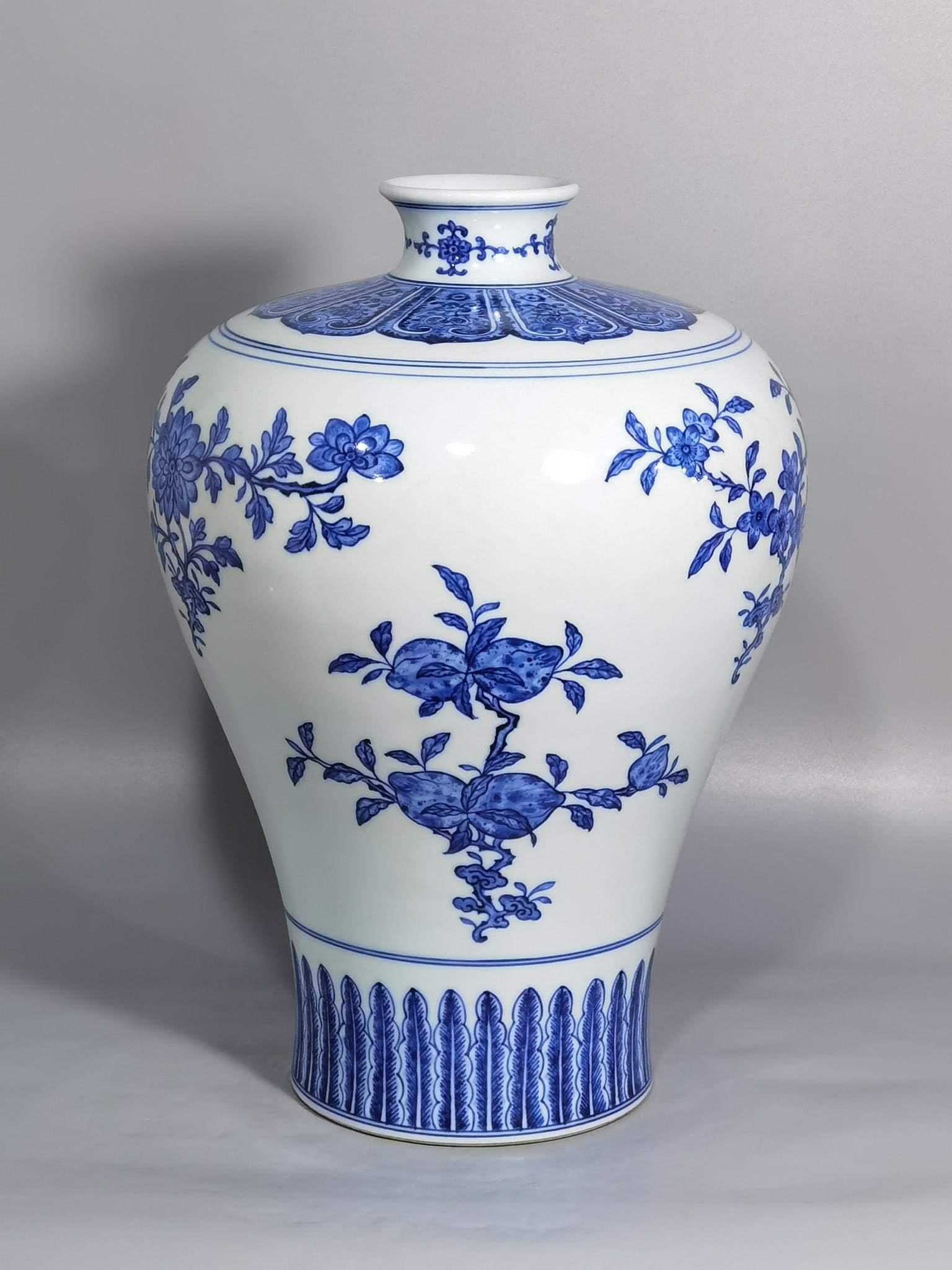An Exquisite Chinese blue and white plum vase: Size: Height 33.2 cm - Width 23 cm |Materials: Porcelain |Style Dynasty: Qing dynasty |Inscription: Qianlong Mark |Object: vase