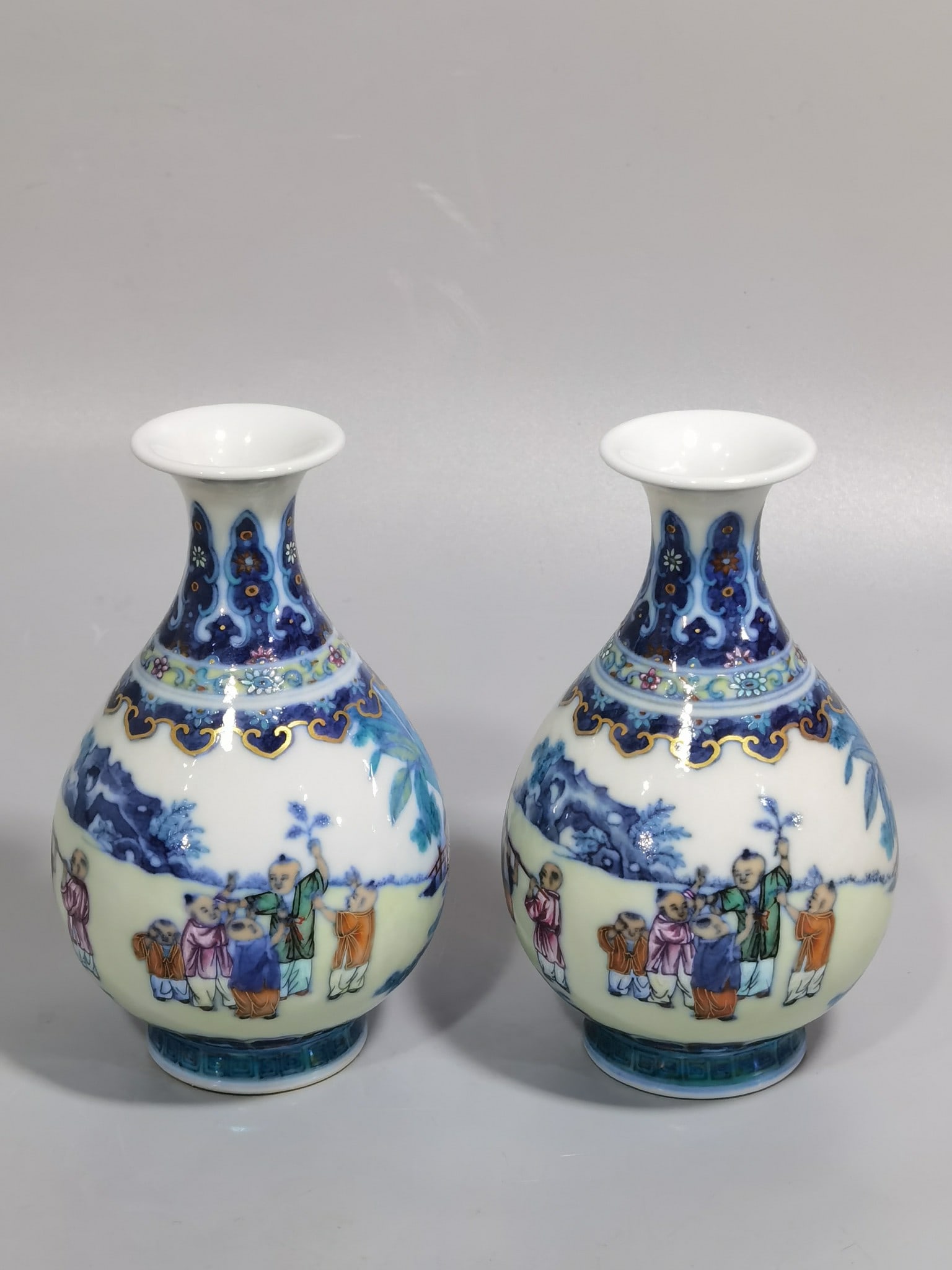 An Exquisite Chinese blue and white jade pot: Size: Height 11.2 cm - Width 7 cm |Materials: Porcelain |Style Dynasty: Qing dynasty |Inscription: Qianlong Mark |Object: pot
