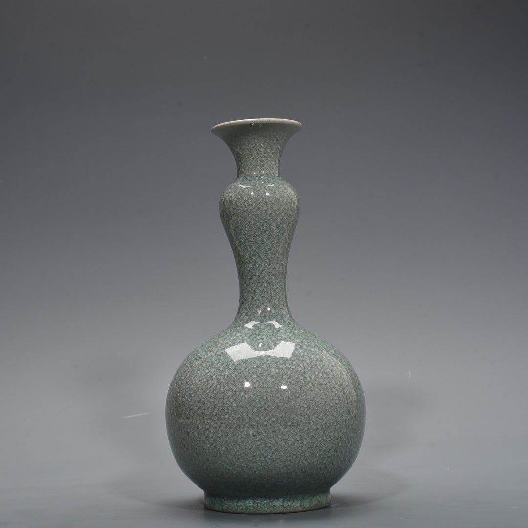 An Exquisite Chinese Ru kiln ice cracked vase: Size: Height 27 cm - Width 13 cm |Materials: Porcelain |Style Dynasty: Song dynasty |Attribution: 10th-c |Object: vase