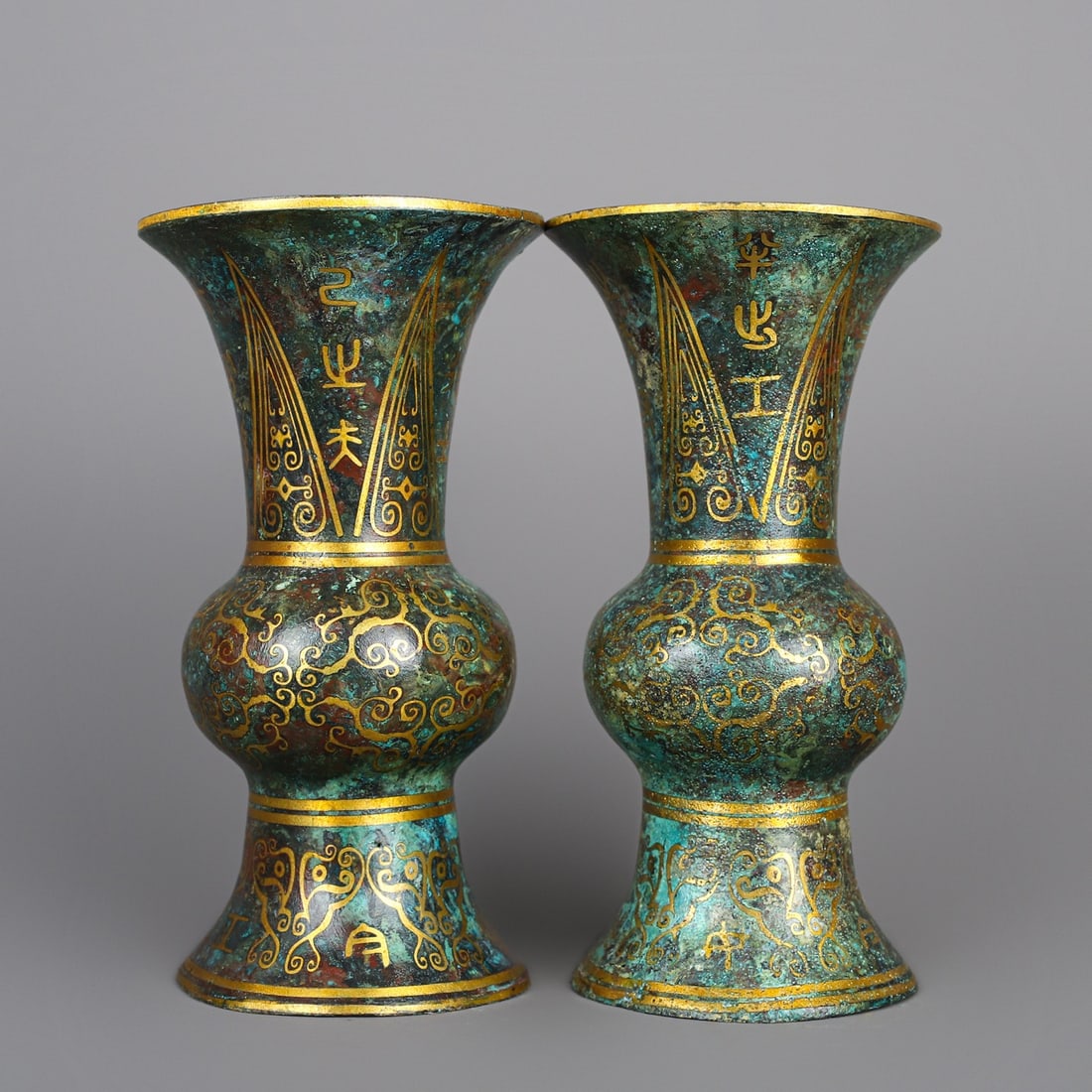 An Exquisite Chinese A pair of bronze and gold round statues: Size: Height 18 cm - Width 9.5 cm |Materials: Bronze |Style Dynasty: Han dynasty |Attribution: 1st to 3rd-C |Object: Bell