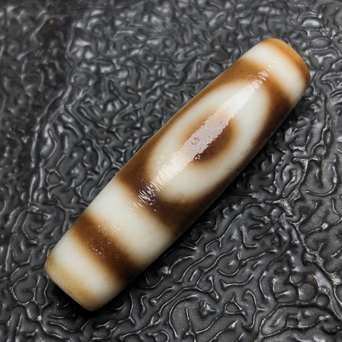 Chinese Natural Jade Carved Dzi bead: Size: Height 4.8 cm - Width 1.3 cm |Materials: Jade |Time Period: Qing dynasty |Manufactured Date: Qianlong Period |Object: Dzi bead