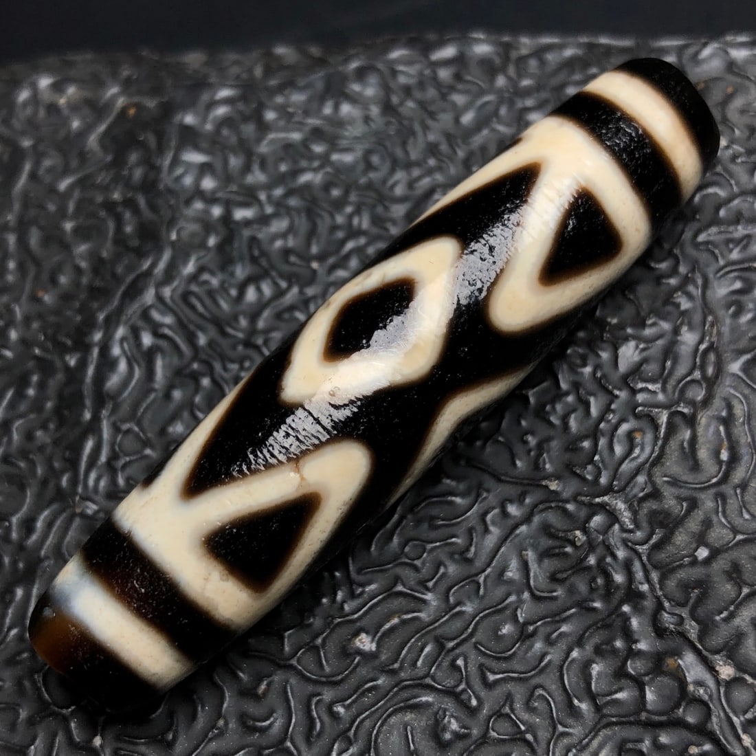 Chinese Natural Jade Carved Dzi bead: Size: Height 5.9 cm - Width 1.4 cm |Materials: Jade |Time Period: Qing dynasty |Manufactured Date: Qianlong Period |Object: Dzi bead