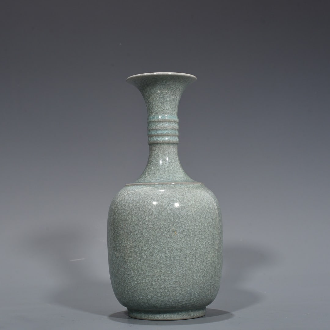 An Exquisite Chinese Ru kiln azure glaze ice cracked bottle: Size: Height 18 cm - Width 12 cm |Materials: Porcelain |Style Dynasty: Song dynasty |Attribution: 10th-c |Object: bottle