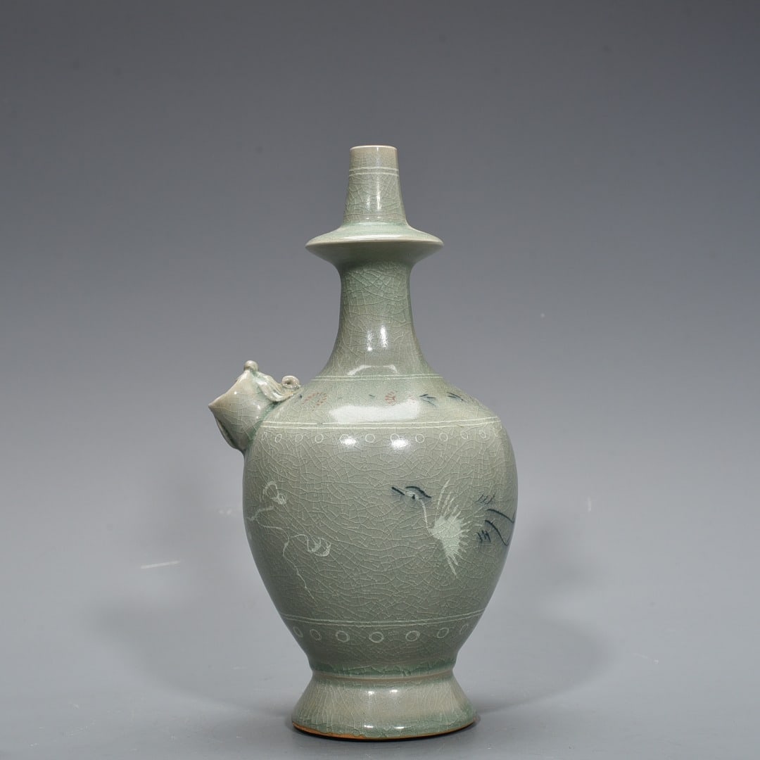 An Exquisite Chinese Goryeo porcelain inlaid with clouds and cranes pattern military holding pure: Size: Height 16 cm - Width 13 cm |Materials: Porcelain |Style Dynasty: Song dynasty |Attribution: 10th-c |Object: vase