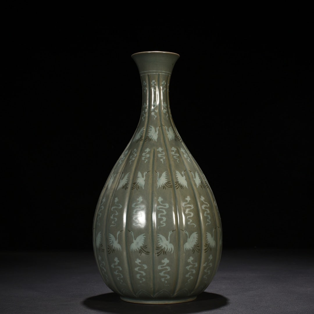 An Exquisite Chinese Goryeo porcelain jade pot spring vase inlaid with clouds and cranes: Size: Height 37 cm - Width 20 cm |Materials: Porcelain |Style Dynasty: Song dynasty |Attribution: 10th-c |Object: inlaid