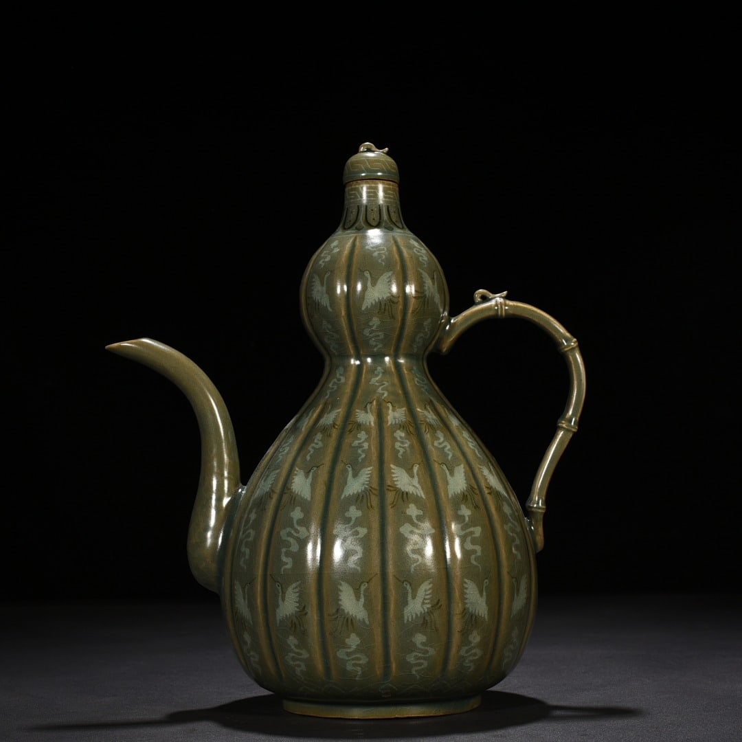 An Exquisite Chinese Goryeo celadon inlaid gourd-shaped ewer with cloud and crane pattern: Size: Height 32 cm - Width 27 cm |Materials: Porcelain |Style Dynasty: Song dynasty |Attribution: 10th-c |Object: teapot